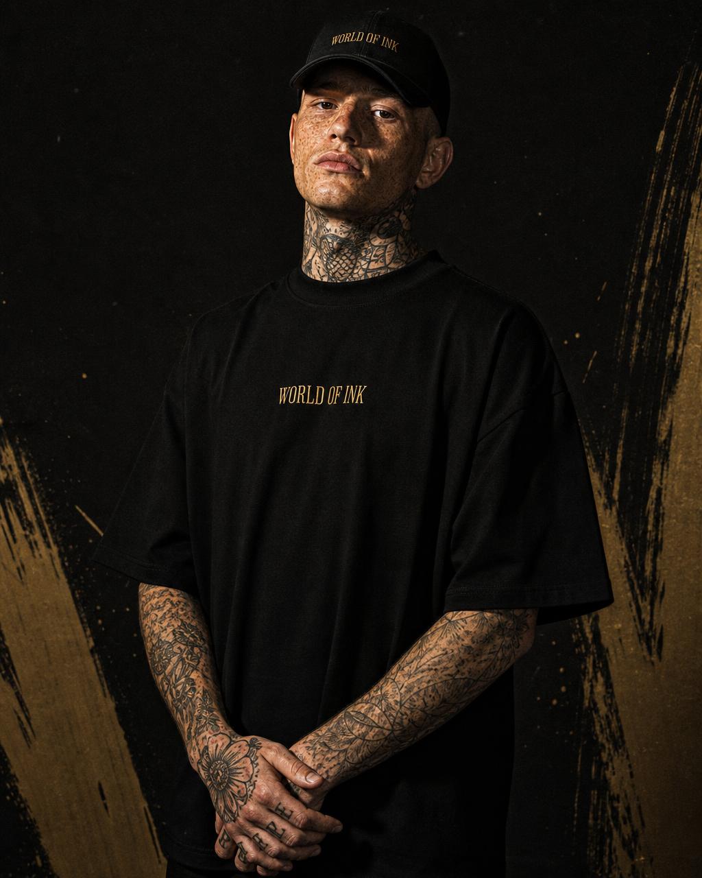 Tätowierter Artist mit Sommersprossen in World of Ink Clothing