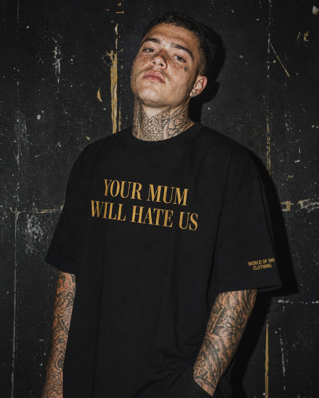 Model im Your Mum Will Hate Us Oversized Shirt